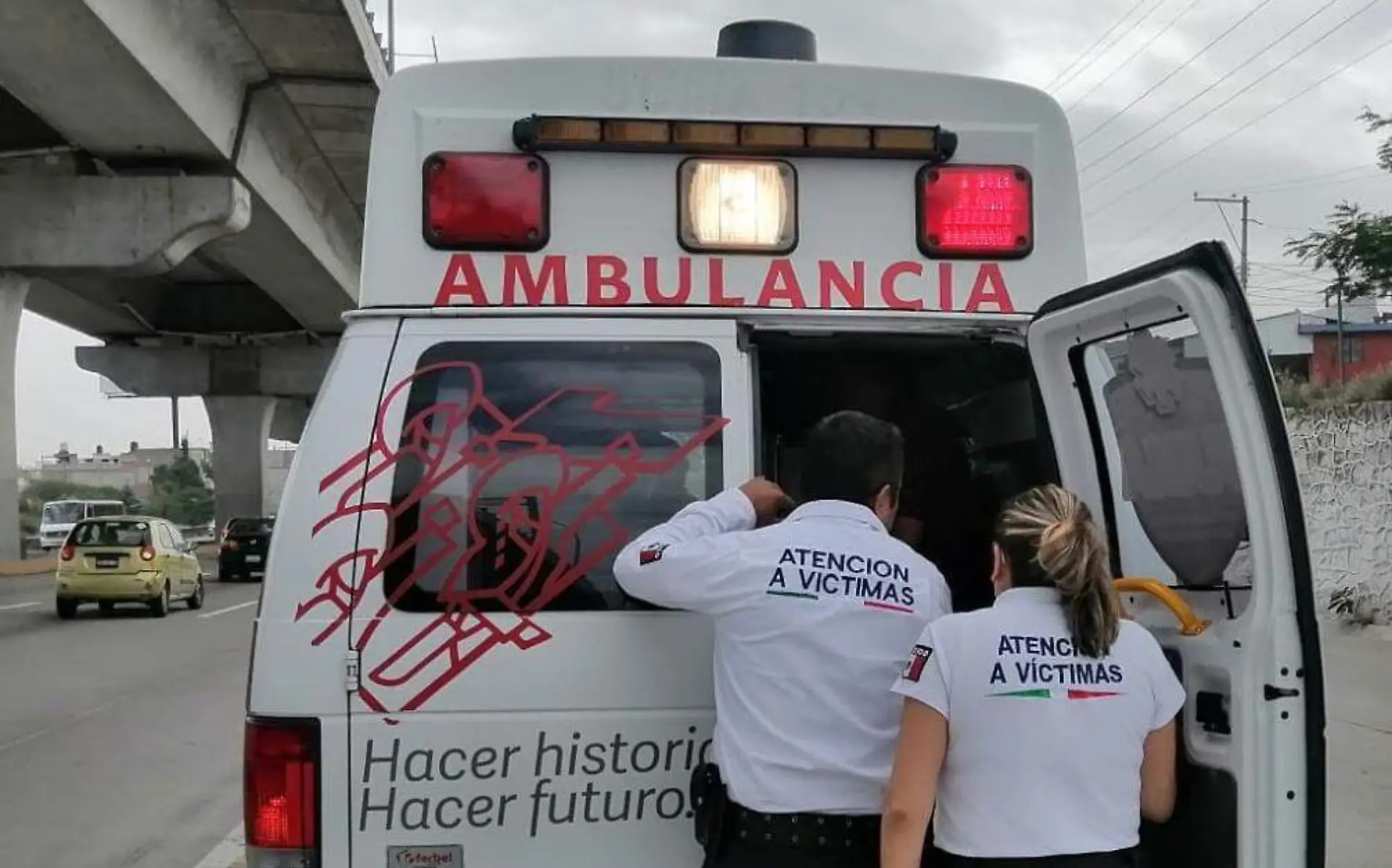 Hombre sobrevive tras intento de suicidio lanzándose de puente peatonal